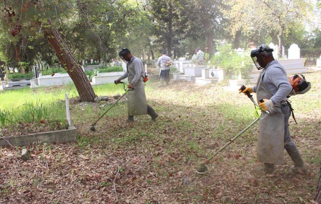 Mezarlıklarda bakım onarım çalışması