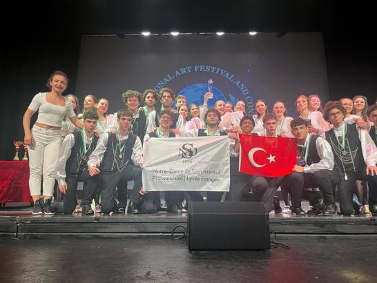 İstanbul - Liselilerden halk oyunlarında büyük zafer; Roma’dan birincilik ve büyük ödülle döndüler