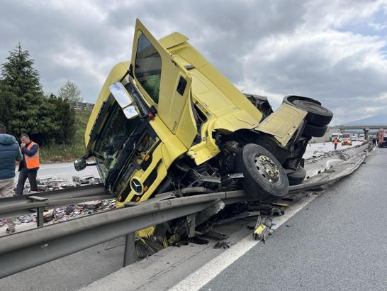 TEM Otoyolu'nda hurda yüklü TIR devrildi; 1 yaralı