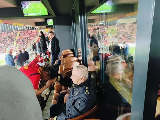 Göztepe taraftarı Yiğit, emniyet müdürünün elini öperek özür diledi