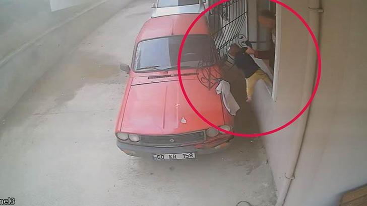 Yangında polisler tarafından kurtarılan 2 çocuk koruma altına alındı