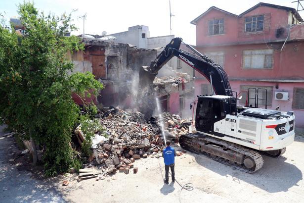 Akdeniz’de can güvenliğini tehdit eden metruk yapıları yıkımı devam ediyor