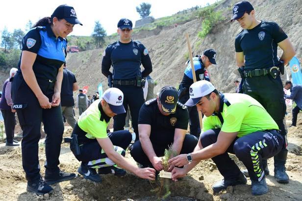 Hatay’da depremlerde hayatını kaybedenler anısına fidan dikildi