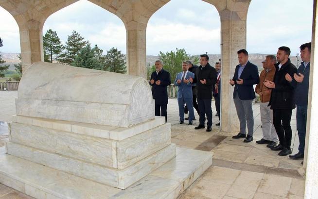 Eskişehir’deki Yunus Emre türbesine 70 alıç fidanı dikildi