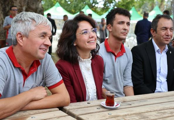 'Demokrasinin, barışın ve dayanışmanın simgesi olan 1 Mayıs, bir bayram günüdür'