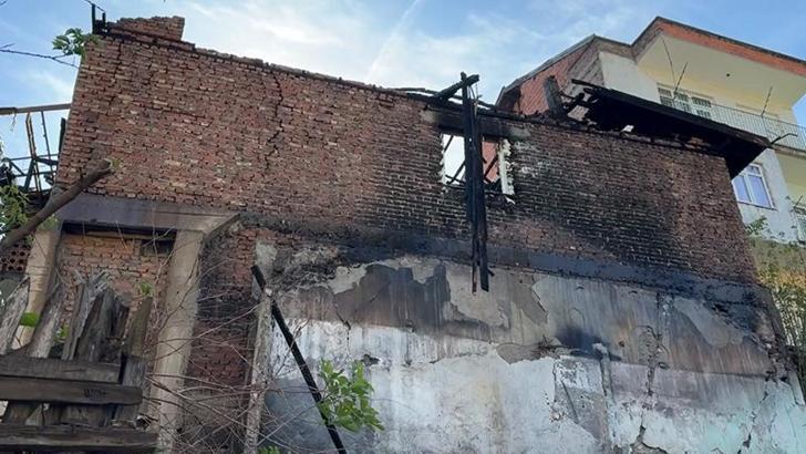 2 katlı evde yangın çıktı; 3 kedi öldü