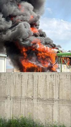 Yağ fabrikasında, su tankı bölümü yandı
