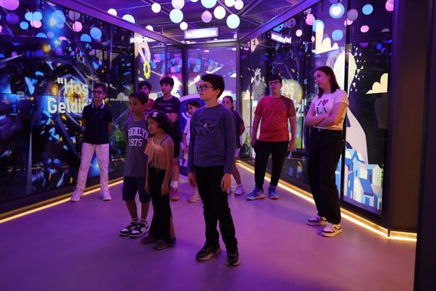 Geleceğin girişimcileri İzQ Dijital Deneyim Merkezi'ni gezdi