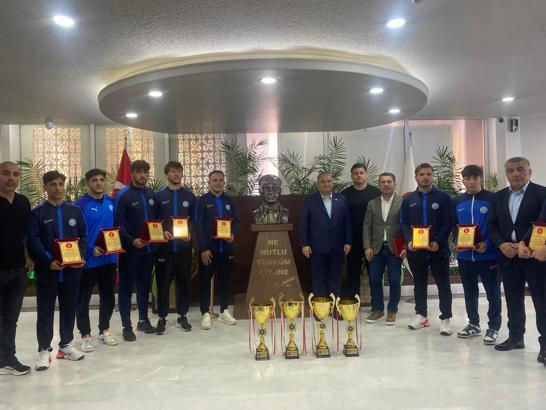 Türkiye şampiyonu ASKİ ve Keçiören Belediyesi Spor Kulübü sporcuları, ödül töreninde bir araya geldi