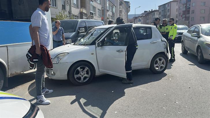 2042'ye kadar ehliyetine el konulan sürücü, otomobiliyle park halindeki halk otobüsüne çarptı