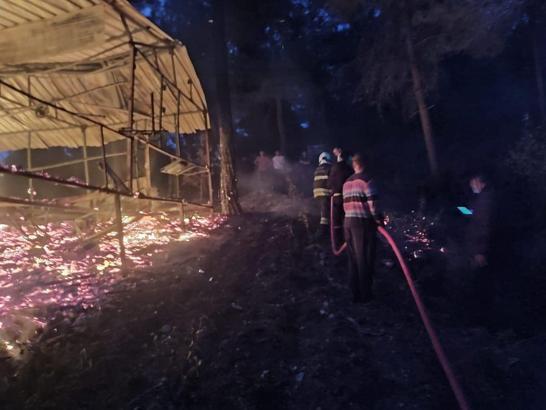 Hatay'da barakadaki yangın, ormana sıçramadan söndürüldü