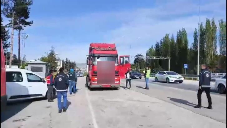 TIR'ın dorsesinde 10 kaçak göçmen yakalandı; 2 gözaltı
