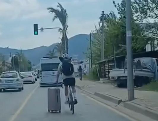 Muğla'da trafikte bavul taşıyan bisikletli kamerada