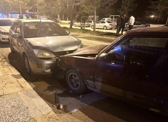 Kontrolden çıkan otomobil 2 araca çarptı