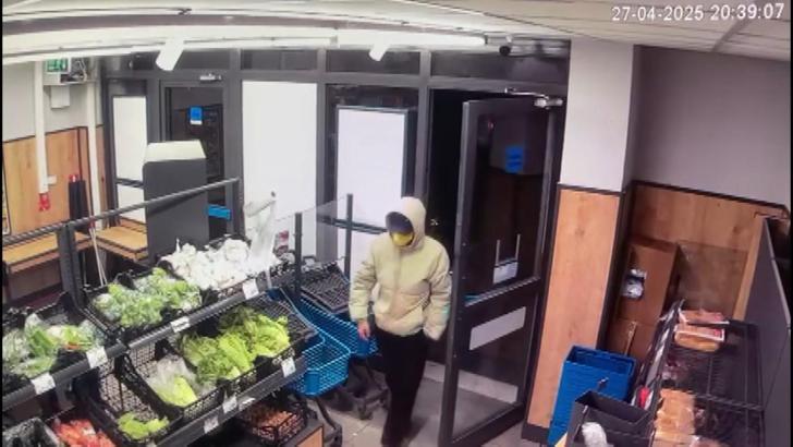 İstanbul- Bağcılar'da market çalışanını bıçakla tehdit edip 80 bin lira gasbetti