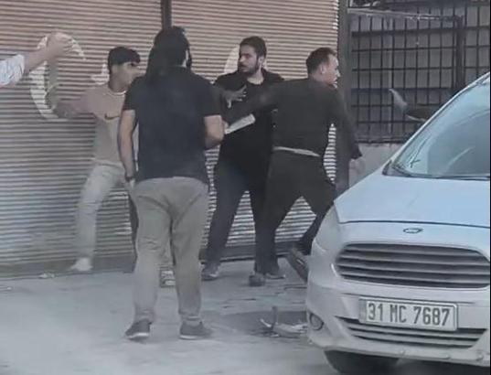 Hatay’da taşlı, sopalı kavga kamerada