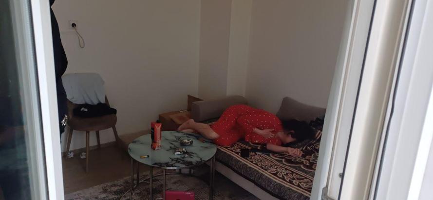 Birlikte yaşadığı kadını dövüp, bıçakladı