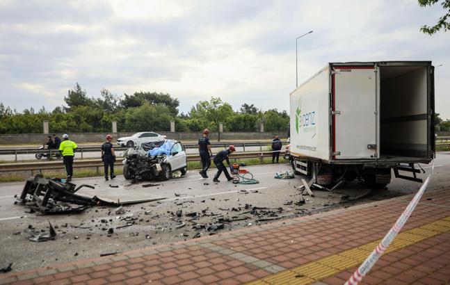 Kamyonete çarpan otomobilin sürücüsü öldü