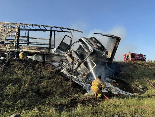 Şırnak’ta seyir halindeki TIR yandı