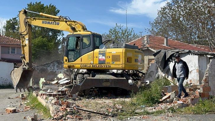 Tekirdağ'da uyuşturucu satıldığı tespit edilen 10 metruk bina yıkıldı