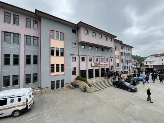 4’üncü kattan düşen liseli ağır yaralandı