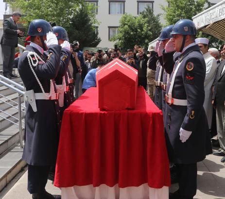 Şehit astsubay son yolculuğa uğurlandı