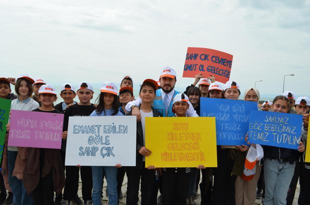 Van Gölü sahilinde çevre temizliği; 3 kamyon dolusu çöp çıktı