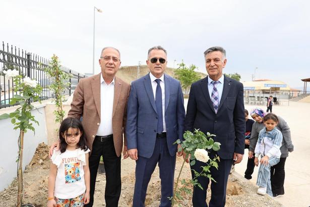 Depremde hayatını kaybeden öğretmeni öğrencileri unutmadı