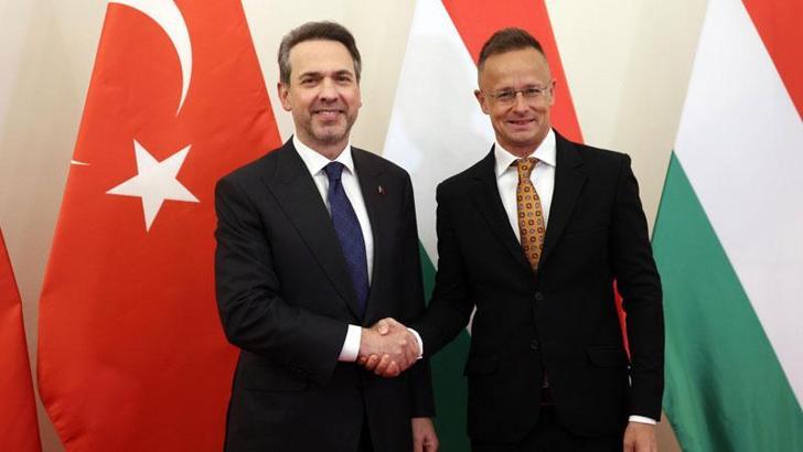 Bakan Bayraktar, Macaristan Dışişleri ve Dış Ticaret Bakanı Szijjarto ile bir araya geldi