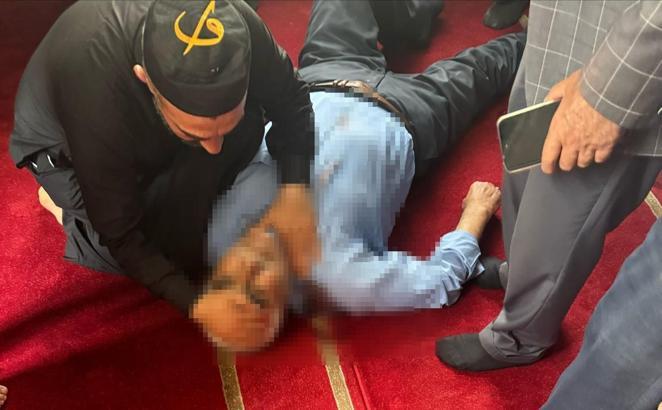 Camide namaz kılarken bıçaklandı