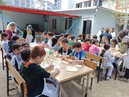 İlkokul bahçesine taş fırın kuruldu, minik eller pizza yaptı