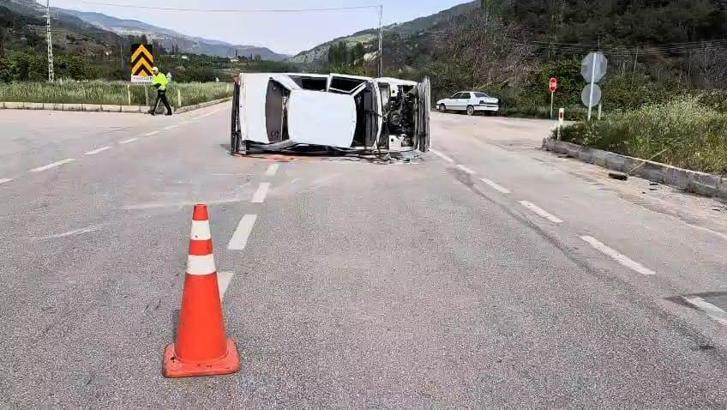 Köpeğe çarpmamak için manevra yapan otomobil yan yattı; 3 yaralı