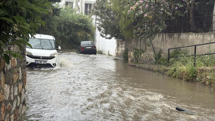 Bodrum’da sağanak etkili oldu; sel suları nedeniyle denizin rengi kahverengine döndü