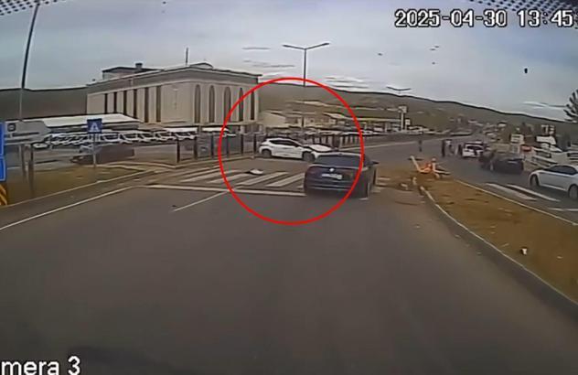 Otomobil refüje çarptığı kaza kamerada