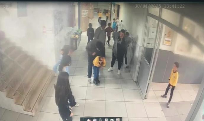 Nefes borusuna yiyecek kaçan öğrencisini 'Heimlich' manevrasıyla kurtardı; o anlar kamerada