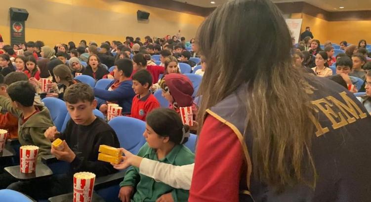 Bitlis'te öğrenciler, 'Aybüke Öğretmen Oldum Ben' filmini izledi