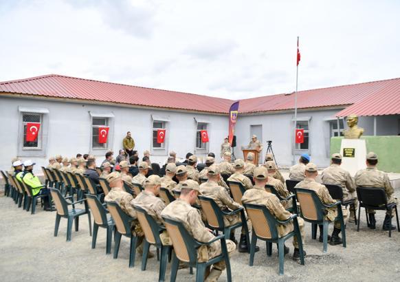 Tunceli'de 15 yıl önce PKK'lılarla çıkan çatışmada şehit olan 5 asker için anma töreni