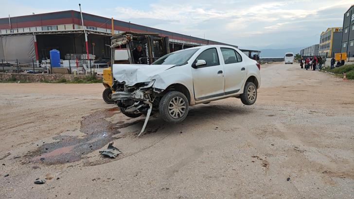 Bursa'da çarpışan 2 otomobilden 1'i, park halindeki 5 motosiklet ile hafif ticari araca çarptı; 4 yaralı