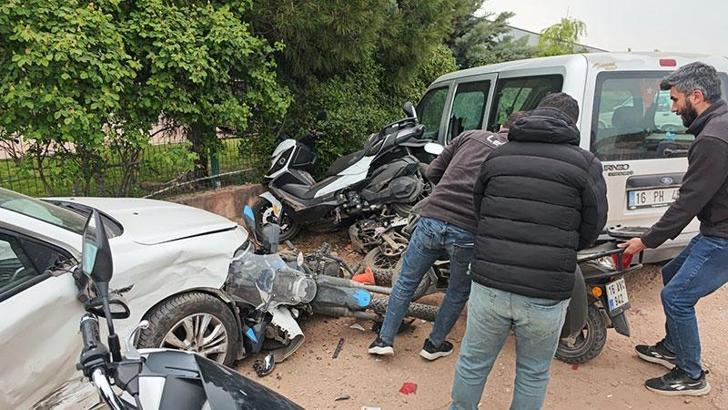 Bursa'da çarpışan 2 otomobilden 1'i, park halindeki 5 motosiklet ile hafif ticari araca çarptı; 4 yaralı