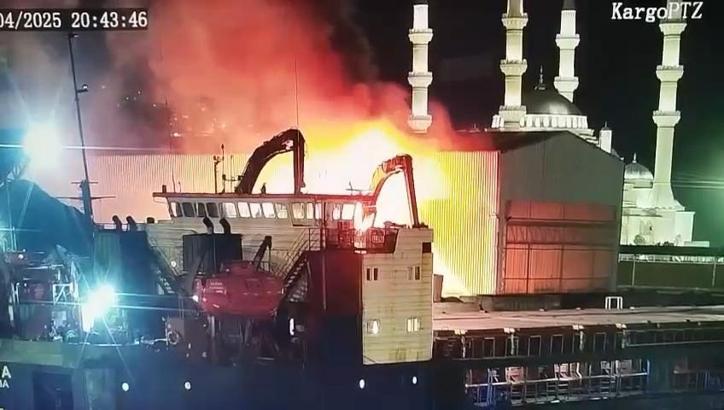 Limanda sahasındaki vinç, yangında kullanılamaz hale geldi