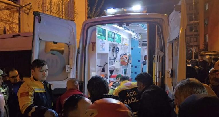 İstanbul - Sultanbeyli'de boru tamir eden kişi göçük altında kalarak yaralandı