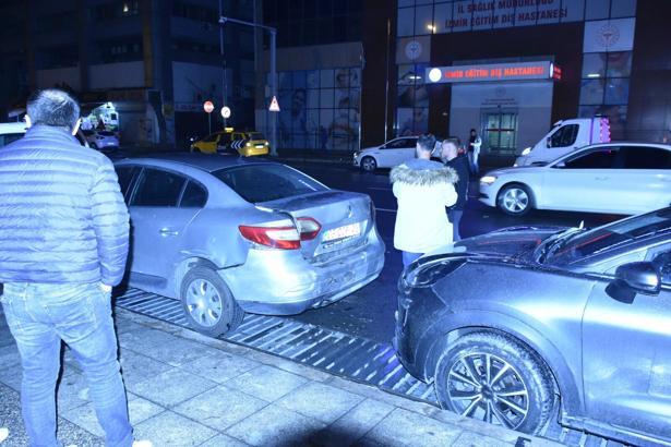 Hafif ticari araç, park halindeki 3 otomobile çarptı: 2 yaralı