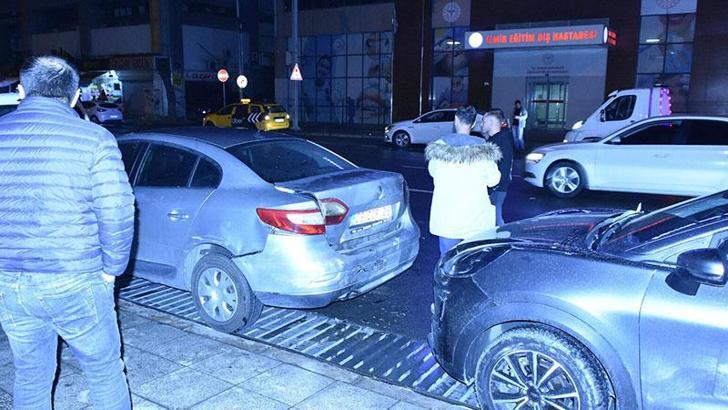 Hafif ticari araç, park halindeki 3 otomobile çarptı: 2 yaralı