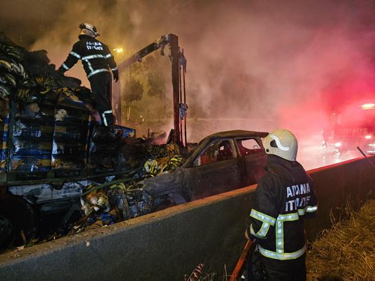 Zincirleme kazada TIR'a çarpıp alev alan otomobildeki 2 kişiyi çevredekiler kurtardı