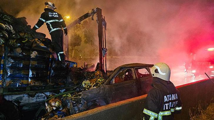 Zincirleme kazada TIR'a çarpıp alev alan otomobildeki 2 kişiyi çevredekiler kurtardı