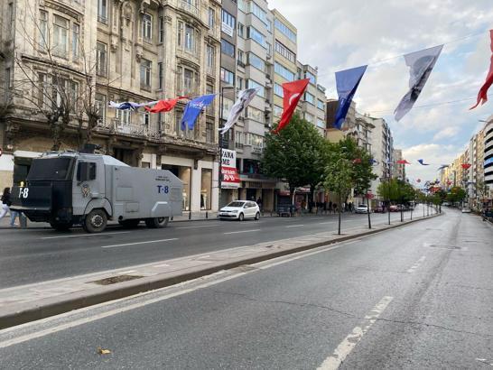 İstanbul - Taksim'e çıkan yollar trafiğe kapatıldı; işlerine gidenler yürüdü