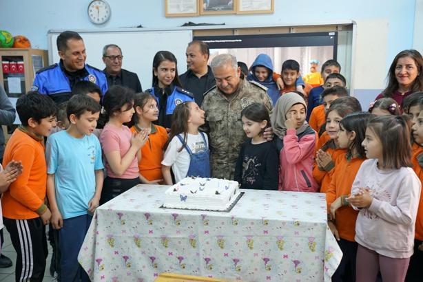Emniyet Müdürü Turgay'dan ilkokul öğrencisi Betül'e doğum günü sürprizi