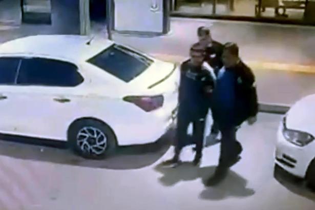 Polisi görünce kaçan firari hükümlünün yakalandığı anlar kamerada
