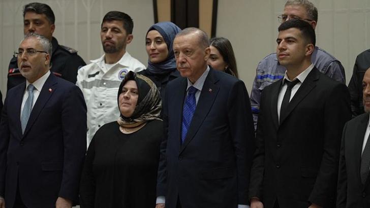 Cumhurbaşkanı Erdoğan: Tüm çalışanlarımızla Türkiye'yi çok daha güçlü yarınlara taşıyacağız