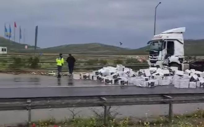 Gaziantep’te çikolata yüklü TIR’ın dorsesi devrildi